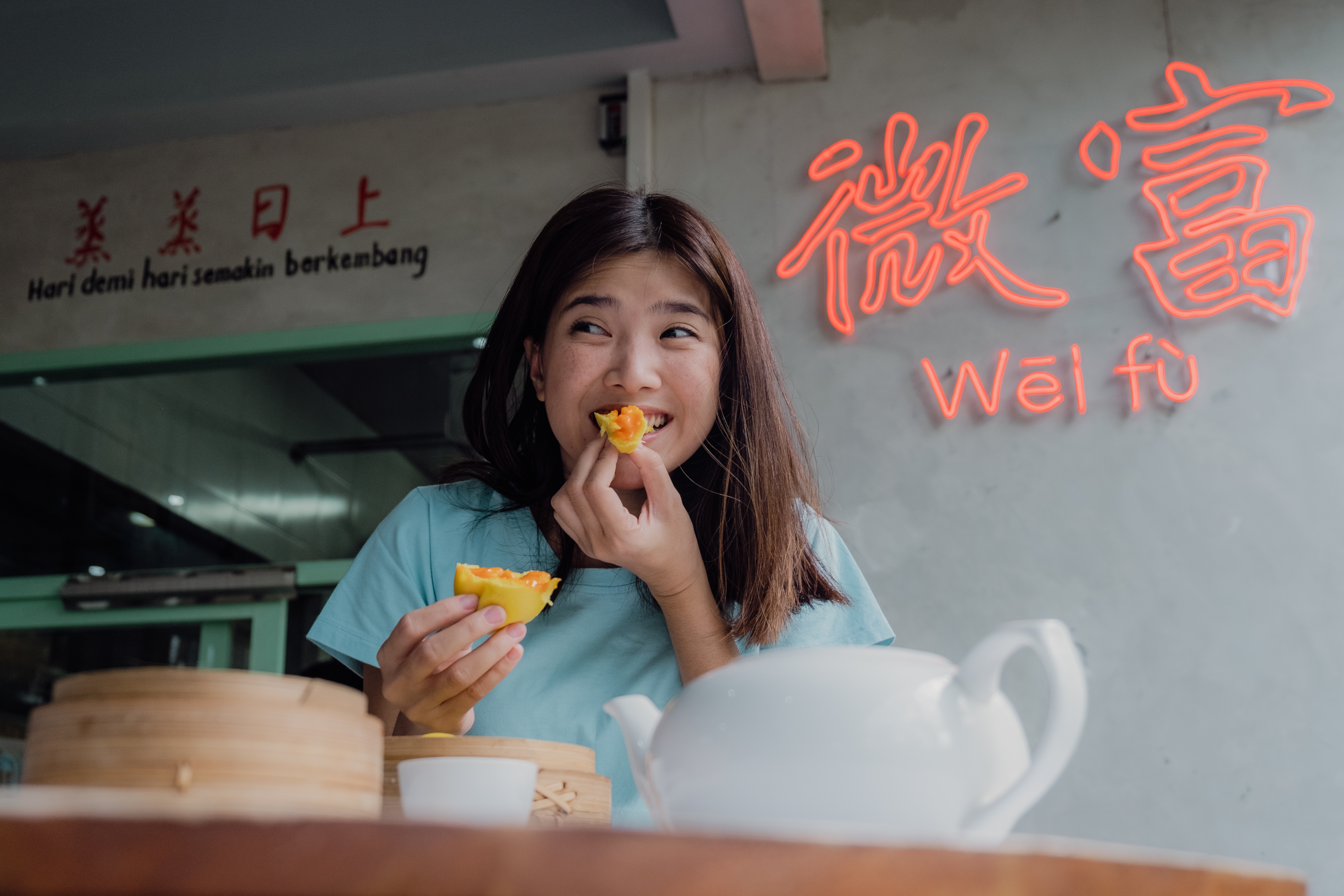 Suasana Wei Fu Dimsum Bar Bali – neon sign 微富